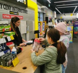 Uczniowie w trakcie zbiorki dla powodzian 1