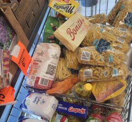 Dzialania wolontariuszy. Zbiorka zywnosci dla potrzebujacych. 1