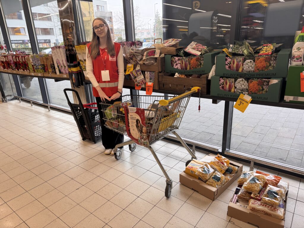 Dzialania wolontariuszy. Zbiorka zywnosci dla potrzebujacych. 5