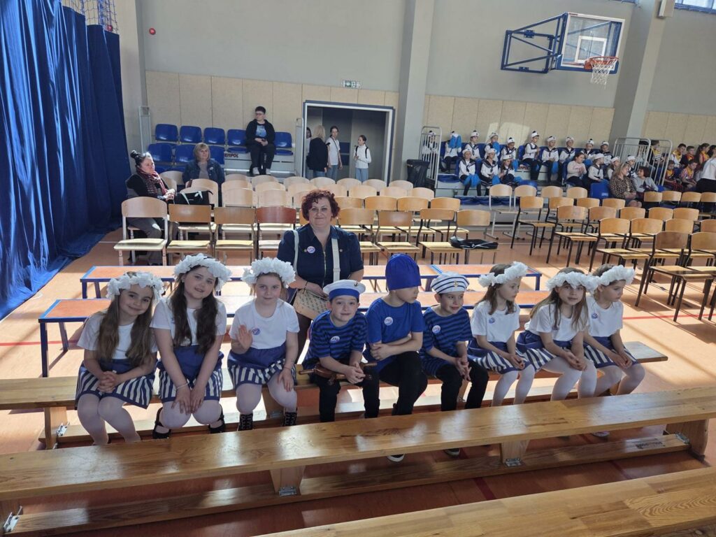 Na zdjeciach widnieja uczniowie uczestniczacy w konkursie 9