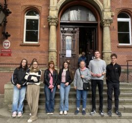 Uczniowie w sadzie w ramach Nocy otwartych Sadow 1