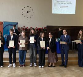 Wreczenie dyplomow uczniom